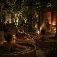 Cuencos de sound healing junto a las tinas
